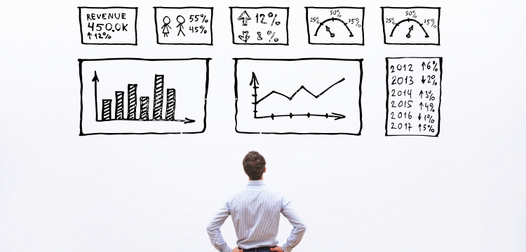 concept d'analyse commerciale homme d'affaires regardant le tableau de bord
