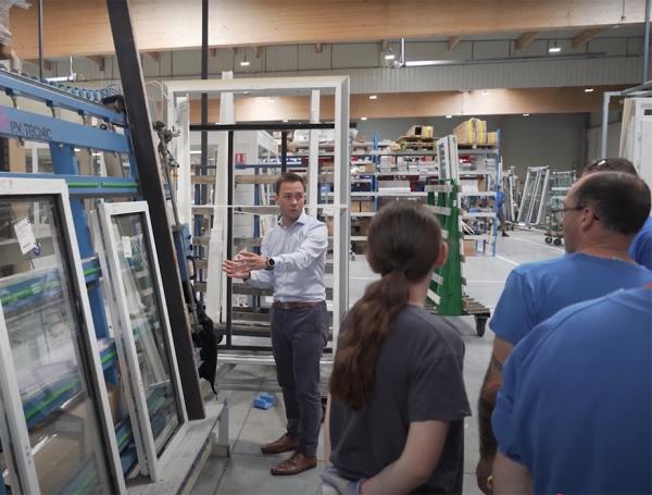 Réunion dans l'atelier chez Atlantique Ouvertures