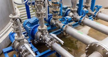 Produits et composants étanchéité Station de pompage et canalisation sur le toit du réservoir d'eau pour travaux industriels-recadre